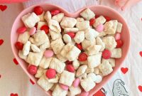 Valentine’s Day Puppy Chow Recipe (Muddy Buddies Treats)