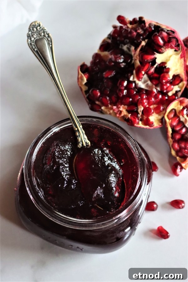 Homemade Pomegranate Jelly Recipe: Bright Flavor in Jars 3 Pomegranate jelly with fresh pomegranates