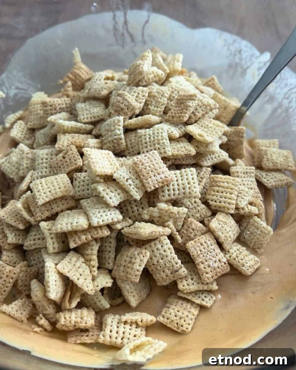 Valentine’s Day Puppy Chow Recipe (Muddy Buddies Treats) 5 add cereal to bowl.