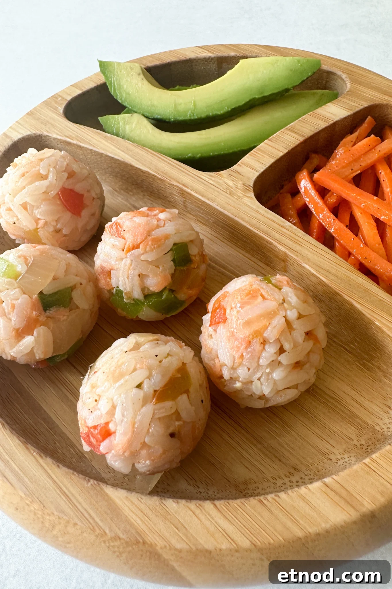 Flaky Salmon Rice Balls: Simple Recipe for Perfect Onigiri 7 Salmon rice balls served with avocado and carrots.