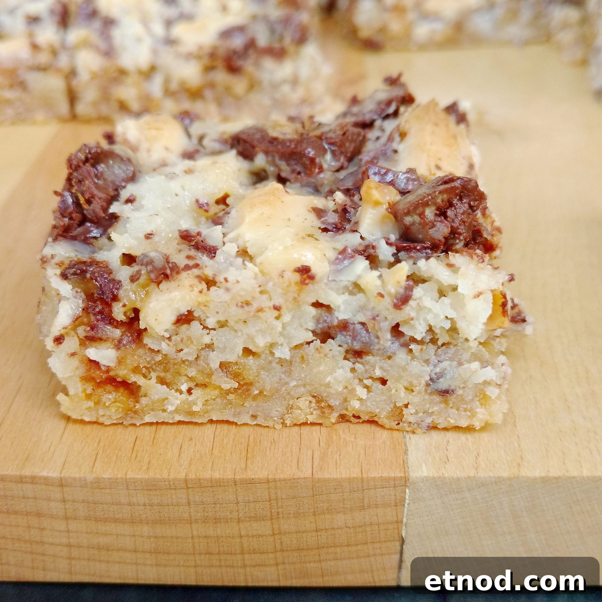 Chewy Chocolate Magic Bars Recipe for Crowd-Pleasing Desserts 3 Magic bars